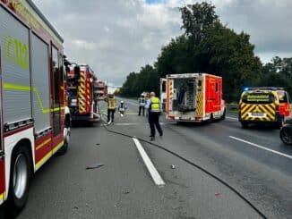 FW-RE: Verkehrsunfall auf der Bundesautobahn 2 mit Beteiligung von zwei LKW - vier, zum Teil, schwer Verletzte