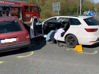 FW-RE: Verkehrsunfall mit technischer Rettung - Zwei verletzte Personen