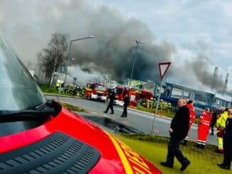 FW-RE: Vollbrand einer Lagerhalle in Herten-Süd - Feuerwehr Recklinghausen unterstützt umfassend die Feuerwehr Herten