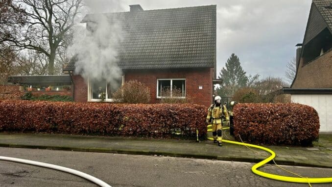 FW-RE: Wohnungsbrand - eine Person schwerst verletzt gerettet