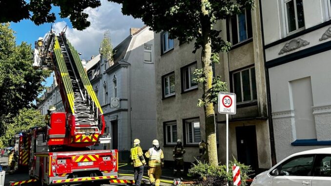 FW-RE: Zimmerbrand mit einer verletzten Person und vier verendeten Vögeln