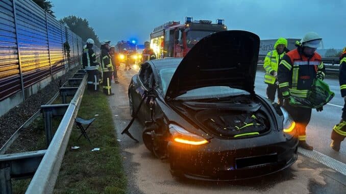 FW-ROW: A1 - Elektrofahrzeug fährt mit hoher Geschwindigkeit auf LKW auf