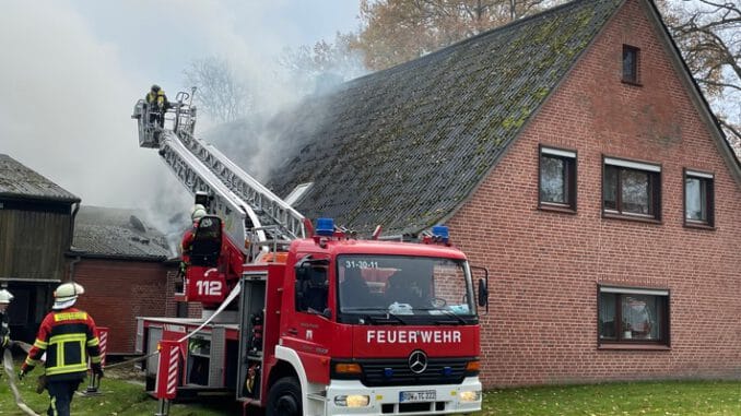 FW-ROW: Brand eines Einfamilienhauses - Feuerwehr im Großeinsatz