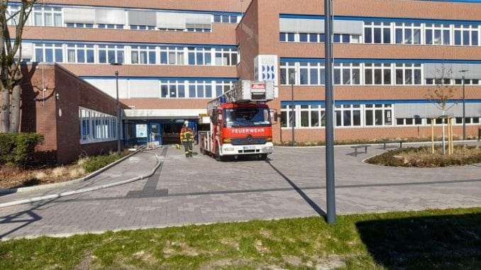 FW-ROW: Brandmeldeanlage löst berechtigt aus - Feuer in der BBS Rotenburg