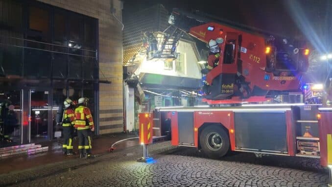 FW-ROW: Brennende Dachteile in der Fußgängerzone