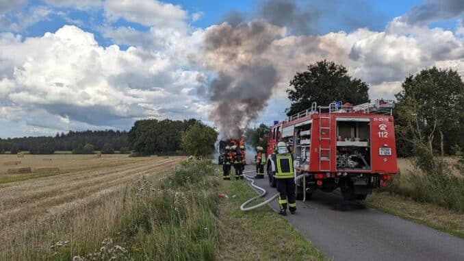 FW-ROW: Brennende Quaderballenpresse an der Bundesstraße