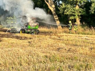 FW-ROW: Brennt Strohpresse auf Feld