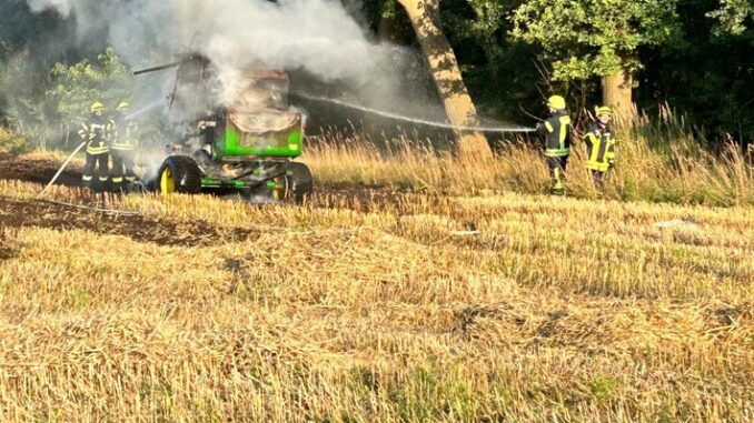 FW-ROW: Brennt Strohpresse auf Feld