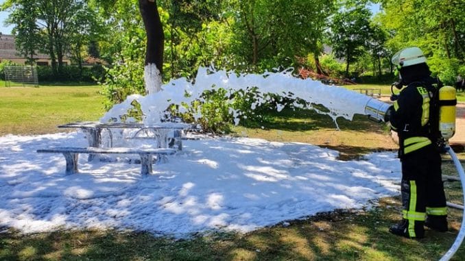 FW-ROW: Brennt Tisch auf dem Spielplatz