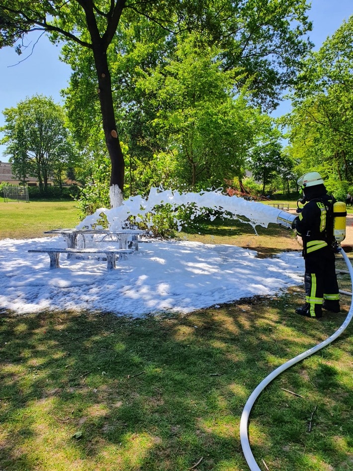 FW-ROW: Brennt Tisch auf dem Spielplatz