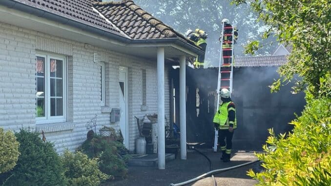 FW-ROW: Carport brennt an Wohnhaus