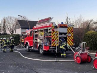 FW-ROW: Carport mit PKW steht in Vollbrand