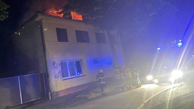 FW-ROW: Dachstuhl brennt in voller Ausdehnung
