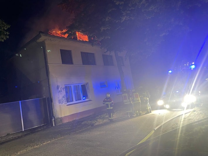 FW-ROW: Dachstuhl Brennt In Voller Ausdehnung