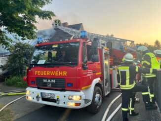 FW-ROW: Einfamilienhaus brennt in voller Ausdehnung