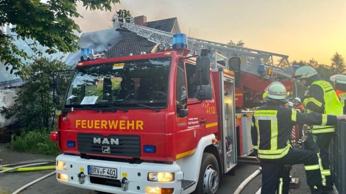 FW-ROW: Einfamilienhaus brennt in voller Ausdehnung