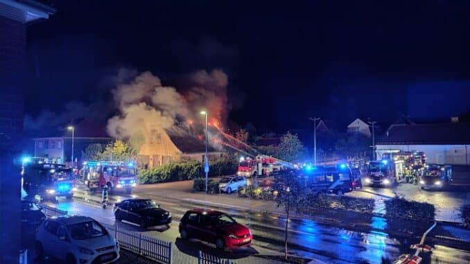 FW-ROW: Einfamilienhaus fällt Flammen zum Opfer