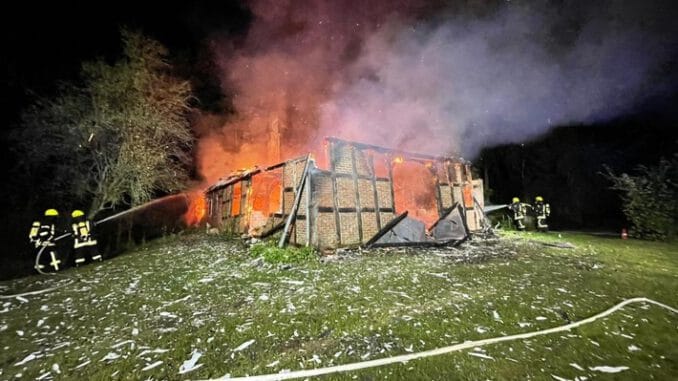 FW-ROW: Fachwerkgebäude durch Feuer komplett zerstört