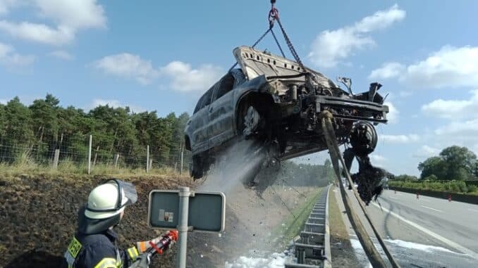 FW-ROW: Fahrzeug gerät auf der Autobahn 1 in Brand