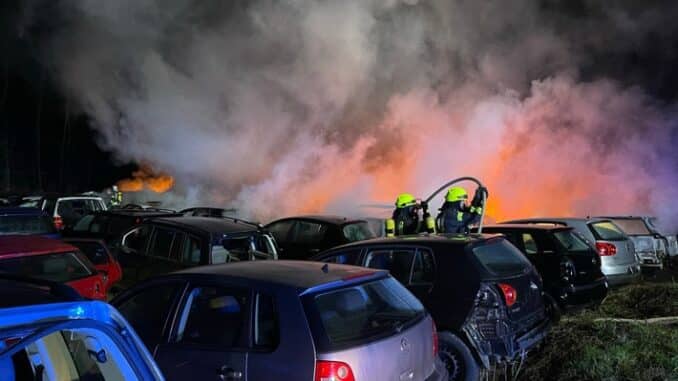 FW-ROW: Feuer bei Autoverwerter