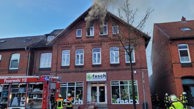 FW-ROW: Feuer im Dachgeschoss eines Wohn- und Geschäftshauses im Stadtzentrum