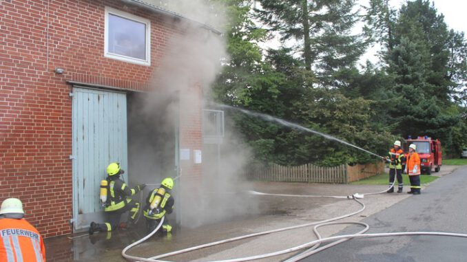 FW-ROW: Feuer in 300 m² großer Lagerhalle geht glücklicherweise Glimpflich aus