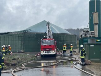 FW-ROW: Feuer in Biogasanlage - Feuerwehr im Großeinsatz