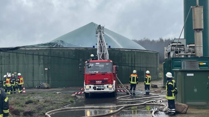 FW-ROW: Feuer in Biogasanlage - Feuerwehr im Großeinsatz