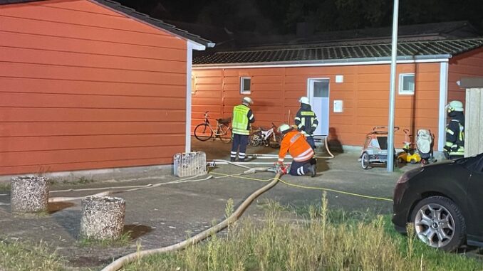 FW-ROW: Feuer in Flüchtlingsunterkunft - Feuerwehr verhindert schlimmeres