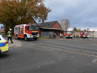 FW-ROW: Feuer in Lagerhalle - Feuerwehr verhindert schlimmeres