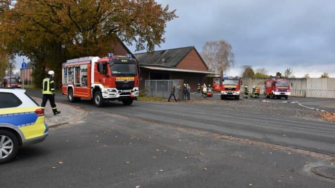 FW-ROW: Feuer in Lagerhalle - Feuerwehr verhindert schlimmeres