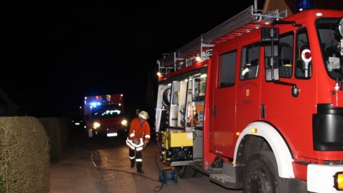 FW-ROW: Feuerwehr pumpt Wasser aus dem Keller