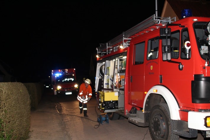 FW-ROW: Feuerwehr pumpt Wasser aus dem Keller