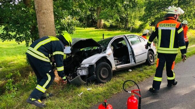FW-ROW: Ford Mondeo prallt gegen Baum und Fahrerin wird eingeklemmt.