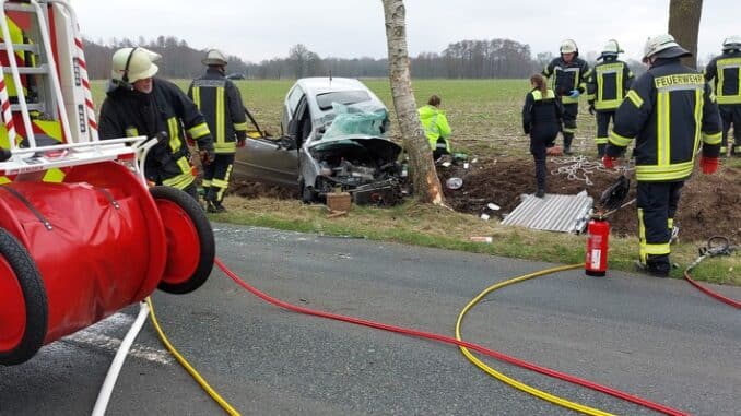 FW-ROW: Frau unter Pkw eingeklemmt