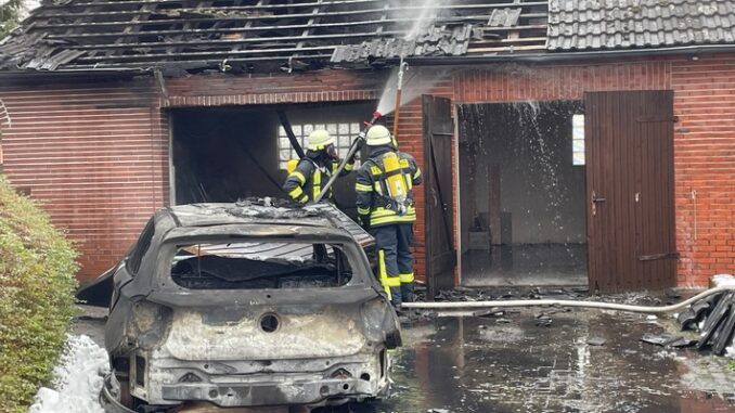 FW-ROW: Garage gerät in Brand - Feuerwehr kann übergreifen auf Mehrfamilienhaus verhindern