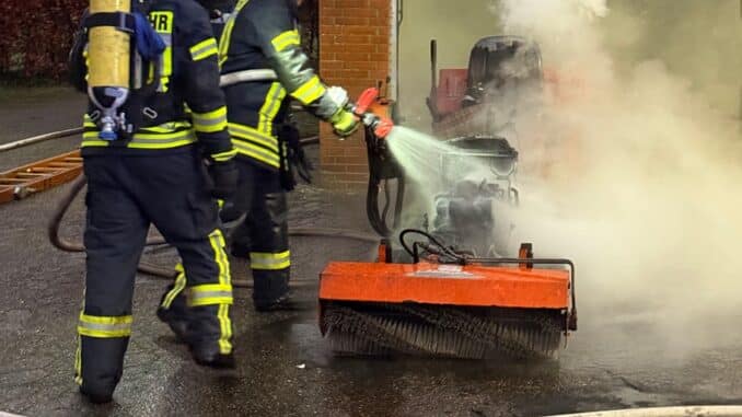 FW-ROW: Garagenbrand in Elsdorf - Feuerwehr verhindert schlimmeres