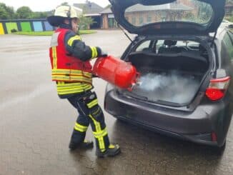 FW-ROW: Gasflasche lässt Gas im PKW ab