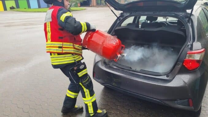 FW-ROW: Gasflasche lässt Gas im PKW ab