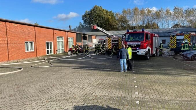 FW-ROW: Großfeuer beschäftigt Feuerwehren - Lagerhalle gerät in Brand