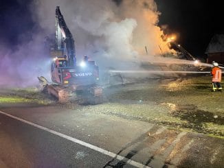 FW-ROW: Großfeuer vernichtet Scheune - Feuerwehren im Großeinsatz