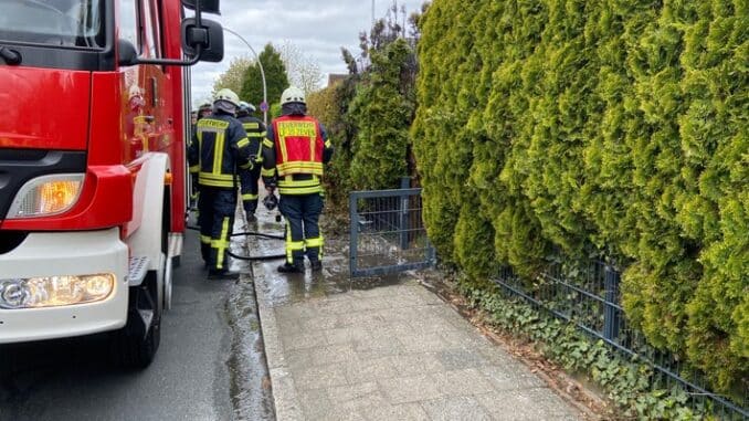 FW-ROW: Hecke steht nach Gasbrennereinsatz in Flammen