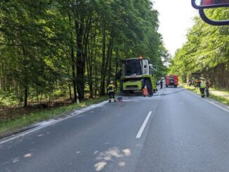 FW-ROW: Heißgelaufene Bremsen an Mähdrescher sorgen für Feuerwehreinsatz