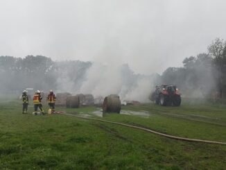 FW-ROW: Heuballenbrand erfordert Einsatz der Feuerwehren