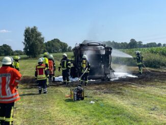 FW-ROW: Heupresse von Feuer zerstört