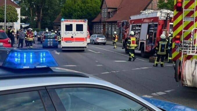 FW-ROW: Kind unter PKW eingeklemmt