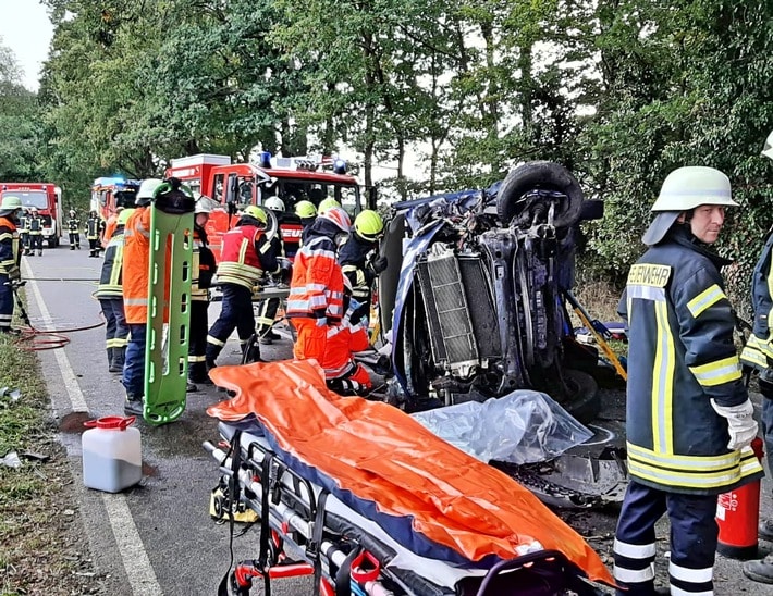 FW-ROW: Kleinbus gegen Baum