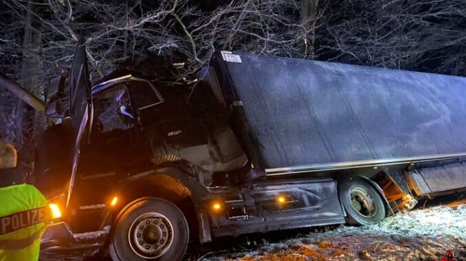 FW-ROW: LKW verunglückt auf Landesstraße
