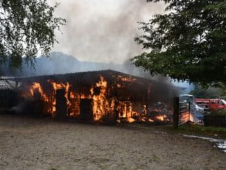 FW-ROW: Landwirtschaftliches Gebäude in Flammen