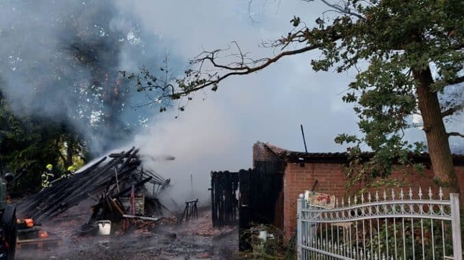 FW-ROW: Landwirtschaftliches Gebäude in Vollbrand - angrenzendes Wohnhaus kann gerettet werden